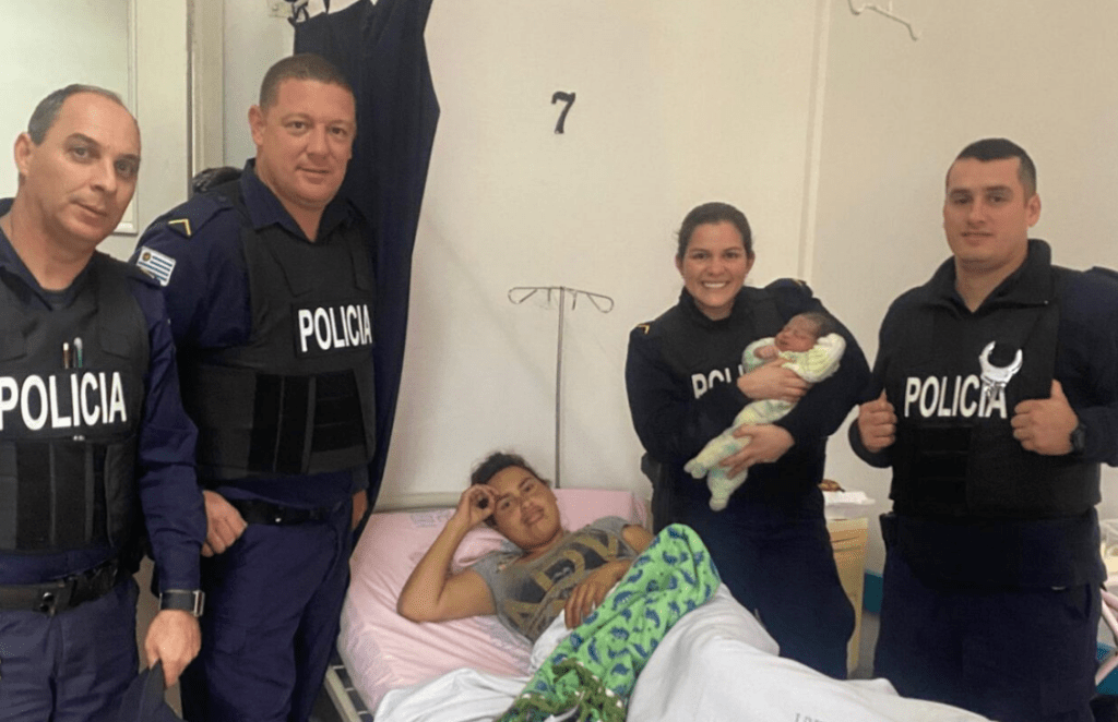 Un nacimiento extraordinario: Policías asisten en parto de emergencia 