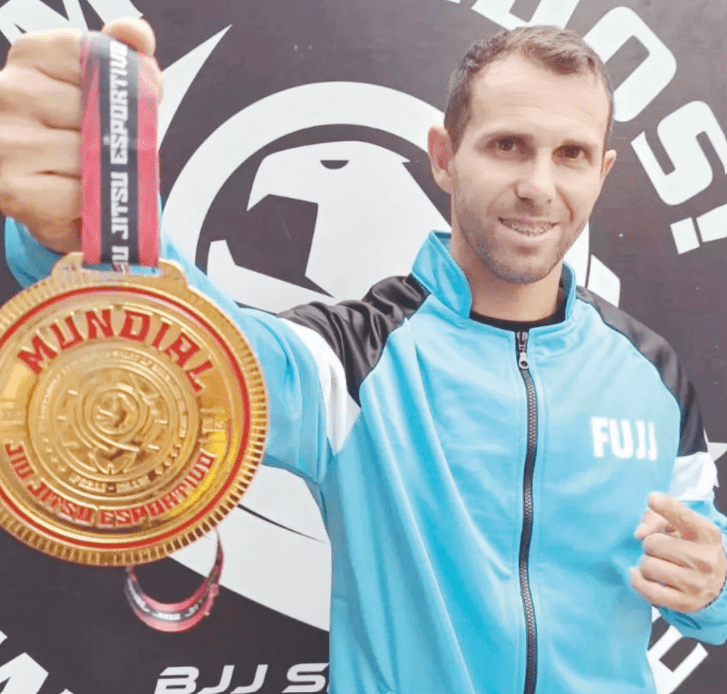 Un riverense campeón en Jiujitsu busca apoyo 